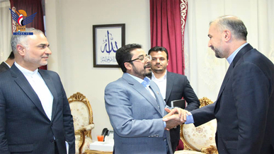 وزير الخارجية الإيراني يزور سفارة اليمن في طهران