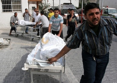 استشهاد 18 فلسطينيا في قصف صهيوني أمام مستشفى الأمل في خانيونس 