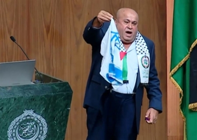 نائب أردني يحرق علم الكيان المحتل خلال جلسة البرلمان العربي