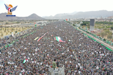 حشد جماهيري غير مسبوق بميدان السبعين في مسيرة “معكم حتى النصر، والأمريكي لن يوقفنا”