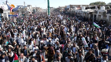 مسيرات حاشدة في الجوف تنديدا بالاعتداء الأمريكي على البحرية اليمنية