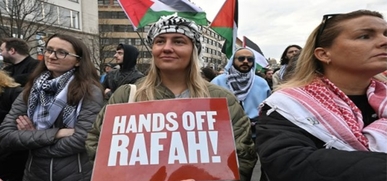 مئات المواطنين في براغ يتظاهرون لوقف المجازر الصهيونية بحق الشعب الفلسطيني