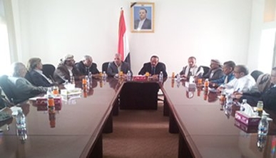 القائم بأعمال رئيس مجلس الشورى يستعرض جهود الحكومة الإغاثية للنازحين وسكان مدينة الحديدة