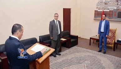 وزير الصناعة وعضوا بمجلس الشورى يؤدون اليمين الدستورية أمام الرئيس المشاط