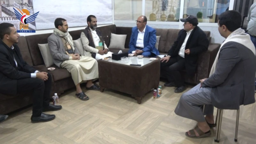 نائب وزير الإعلام يطلّع على سير العمل بمكتبي التلفزيون الصيني وألوان وإذاعتي هوا اليمن والأولى