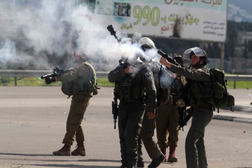 إصابة 4 فلسطينيين بالاختناق خلال اقتحام العدو لطوباس ومستوطنون يسرقون أغناما شرق رام الله