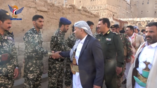 محافظ عمران يزور المرابطين في النقاط الأمنية وروضة الشهداء
