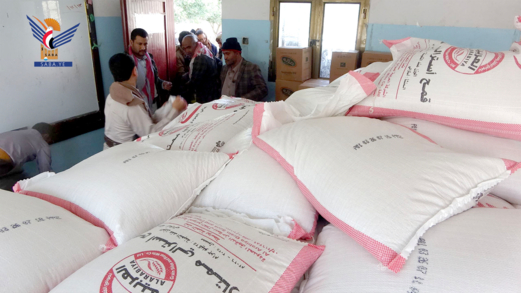 توزيع 500 سلة غذائية للأسر الفقيرة في مديرية بني الحارث بأمانة العاصمة