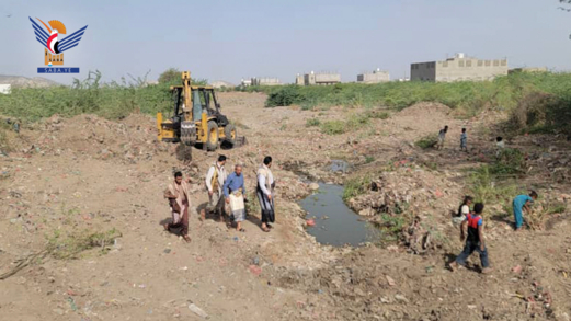 تفقد أعمال إنشاء مصدّات السيول وتصريف المياه في مديرية باجل بالحديدة