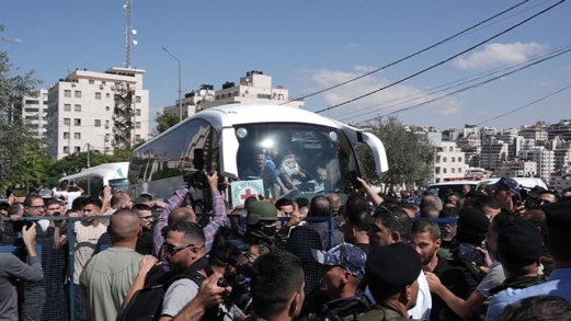 إطلاق نحو 2000 أسير فلسطيني في أكبر صفقة تبادل للأسرى بين المقاومة والعدو الاسرائيلي  إطلاق نحو 2000 أسير فلسطيني في أكبر صفقة تبادل للأسرى بين المقاومة والعدو الاسرائيلي