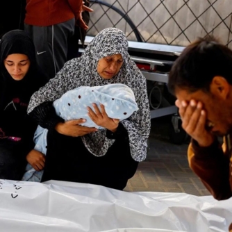 وفاة طفلة فلسطينية وسط قطاع غزة نتيجة البرد الشديد بخيام النازحين