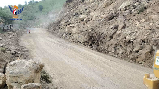 إعادة فتح طريق المحويت القناوص عقب الانهيار الصخري إعادة فتح طريق المحويت القناوص عقب الانهيار الصخري