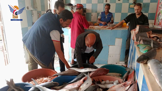 ضبط خمس مخالفات وإتلاف كمية من الأسماك الفاسدة في سوق الجمهوري بصنعاء