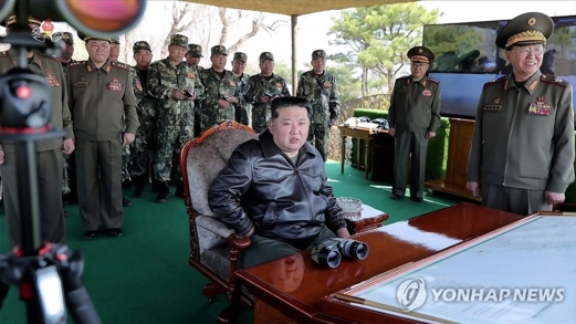 كيم جونغ يشرف على مسابقة مدفعية بمناسبة ذكرى ميلاد مؤسس كوريا الشمالية