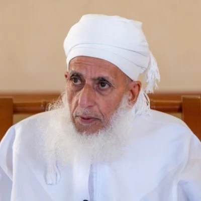 مفتي عُمان يدعو مَن يفكرون في خيانة أوطانهم لأخذ العبرة من مصير نظرائهم