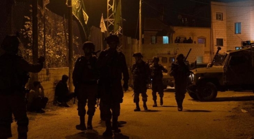 العدو الإسرائيلي يعتقل 15 فلسطينيا من الضفة الغربية