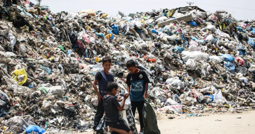 بلدية غزة تطلق نداء استغاثة: أطنان النفايات المتراكمة تهدد سكان القطاع