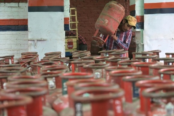 الهند تقيد استهلاك الغاز على خلفية العدوان على إيران 