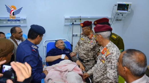 مساعد وزير الدفاع يزور الجرحى في المستشفى العسكري ومستشفى الشرطة النموذجي بصنعاء
