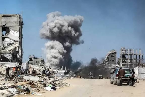 العدو الصهيوني يواصل خرق إتفاق غزة بقصف مدفعي ونسف منازل
