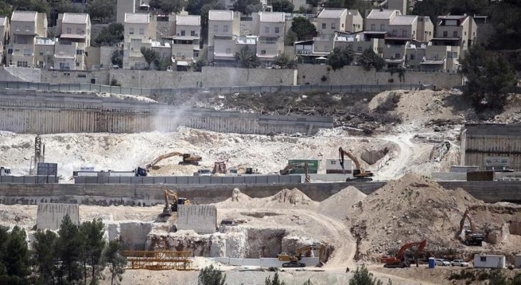 العدو الإسرائيلي ينفذ أعمالًا إنشائية استيطانية شمال القدس المحتلة