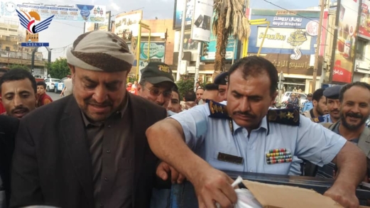 أمين العاصمة يُدشن توزيع وجبات الإفطار الرمضانية لرجال المرور