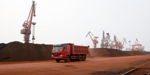 الصين تعلّق ضوابط تصدير المعادن الأرضية النادرة لمدة عام  