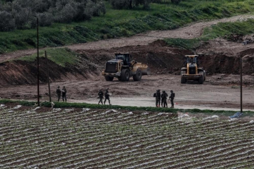  قوات العدو الصهيوني تجرف أراضٍ قرب مدخل عرابة الشرقي جنوب جنين