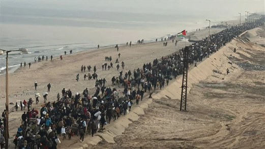 عشرات آلاف النازحين يبدؤون بالعودة لمدينة غزة عقب دخول اتفاق وقف إطلاق النار حيز التنفيذ