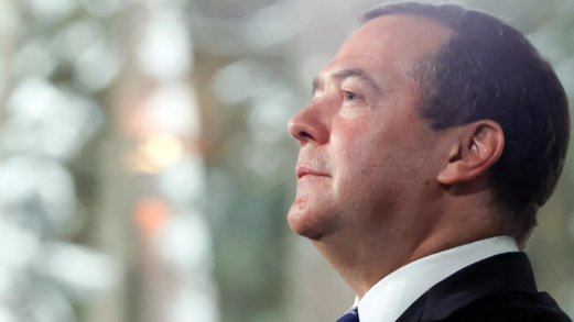 مدفيديف: موافقة ترامب على خطة النقاط الـ10 انتصار لإيران والنفط الرخيص أصبح من الماضي