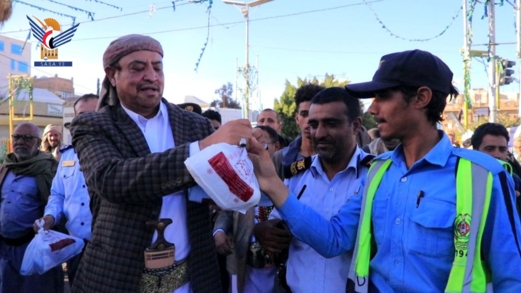 أمين العاصمة يدّشن توزيع وجبات الإفطار الرمضانية لرجال المرور