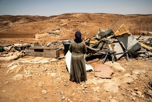 إصابة فلسطينية في اعتداء للمستوطنين جنوب الخليل ومستوطنون آخرون يسيجون أراض في عين الحلوة بالأغوار الشمالية