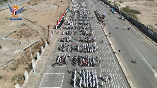 عرض مهيب لأربعة آلاف خريج من دورات "طوفان الأقصى" بالحديدة