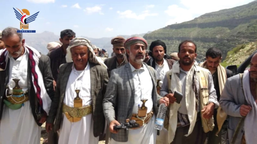 محافظ المحويت يطلع على سير العمل بأحد مشاريع الطرق بمديرية الطويلة محافظ المحويت يطلع على سير العمل بأحد مشاريع الطرق بمديرية الطويلة