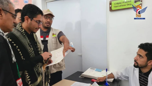 وكيل وزارة الصحة يطلّع على الخدمات الصحية بالمخيم الطبي المجاني في الحديدة