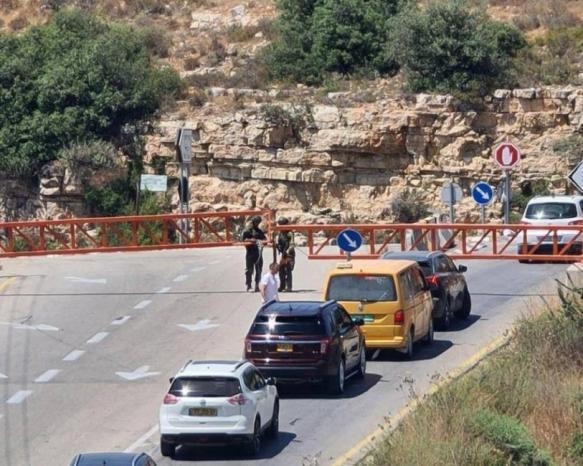 العدو الإسرائيلي يجرف أراضي في ترمسعيا ويغلق حاجز عطارة وينصب حاجزا عسكريا عند مدخل النبي صالح شمال رام الله