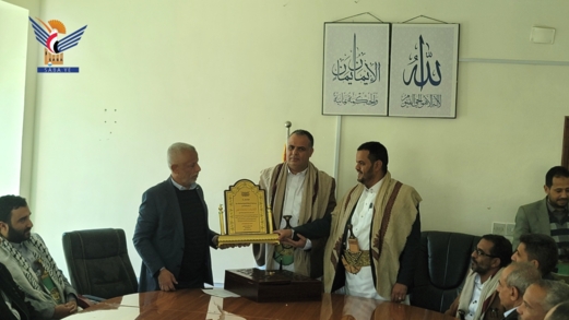 مناقشة الجوانب المتعلقة بترميم وصيانة عدد من الطرق بمحافظة حجة