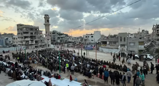 فلسطينيو غزة يؤدون صلاة عيد الأضحى المبارك فوق الركام