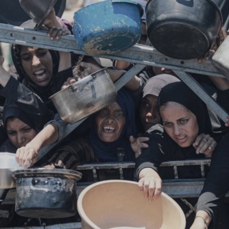 أطفال غزة تأكُـلُ التراب.. ومليارا مسلم يكتفون بالمشاهدة! أطفال غزة تأكُـلُ التراب.. ومليارا مسلم يكتفون بالمشاهدة!