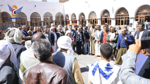 قيادة وكوادر وزارة التربية يحيون جمعة رجب بزيارة الجامع الكبير وسوق الحلقة بصنعاء القديمة