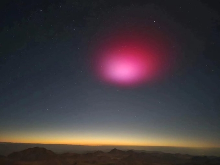 سحابة حمراء غامضة تظهر فوق جبل موسى في مصر تثير الدهشة والتكهنات سحابة حمراء غامضة تظهر فوق جبل موسى في مصر تثير الدهشة والتكهنات