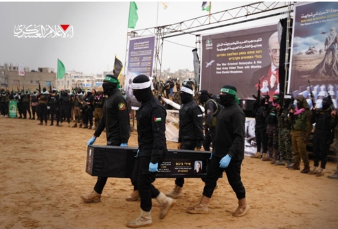 كتائب القسّام تسلم جثتي أسيرين صهيونيين كتائب القسّام تسلم جثتي أسيرين صهيونيين