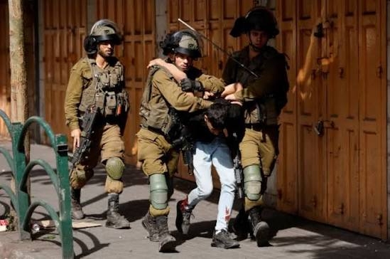  العدو الإسرائيلي يشن حملة مداهمات واعتقالات واسعة في الضفة تطال 36 فلسطينيا
