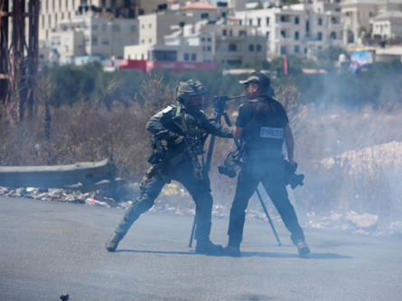 مستوطنون يقتحمون تجمع شلال العوجا البدوي شمال أريحا ..ومستوطن يعتدي على صحفيين غرب رام الله