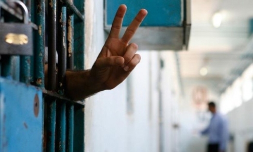 العدو الصهيوني يُصدر ويجدد أوامر الاعتقال الإداري بحق 105من معتقلين الفلسطينيين