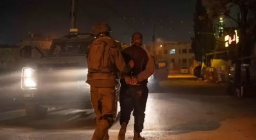 العدو الإسرائيلي يعتقل 10 فلسطينيين خلال مداهمات في الضفة