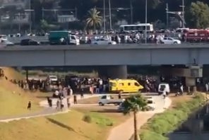 مصرع 18 شخصا وإصابة آخرين في سقوط حافلة في واد الحراش بالجزائر  مصرع 18 شخصا وإصابة آخرين في سقوط حافلة في واد الحراش بالجزائر