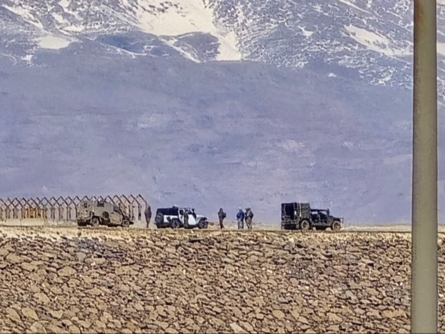 قوات العدو الإسرائيلي تنشأ تحصينات وسواتر في أراضي الجنوب السوري