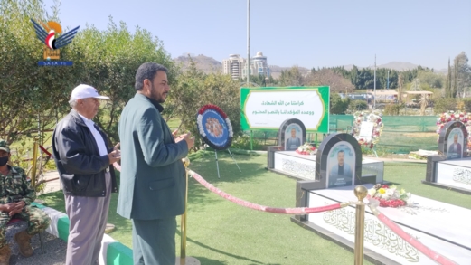 نائب وزير الشباب يزور أضرحة عدد من الشهداء العظماء