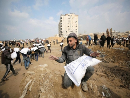 استشهاد فلسطيني وإصابة آخرين برصاص العدو الصهيوني أثناء انتظار المساعدات بغزة